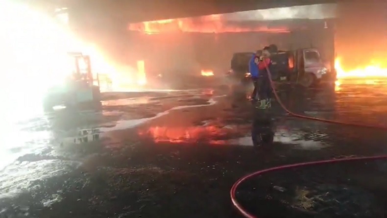 Bengkel Truk di Deli Serdang Terbakar, Api Berkobar Hanguskan Ban hingga Kendaraan