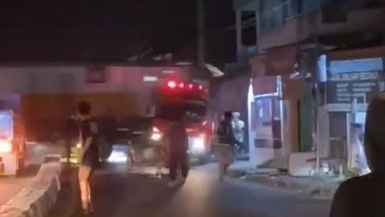 Ngeri! Terekam Detik-Detik Mobil Damkar Tertabrak Kereta Api Barang di Indramayu