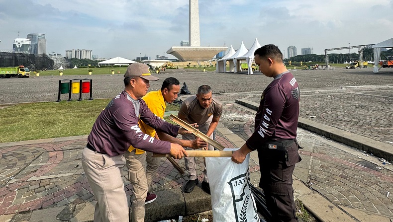 Polri Bersih-bersih Sampah di Monas usai Pesta Rakyat HUT Bhayangkara