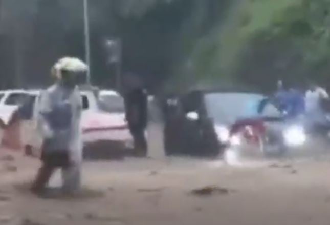 Banjir-Longsor Terjang Kota Gorontalo, Arus Lalu Lintas Lumpuh Total