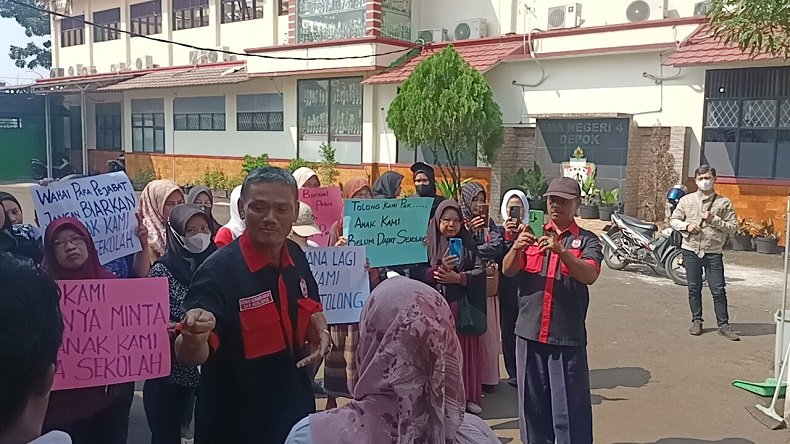 Anak Tak Lolos PPDB, Puluhan Orang Tua Kembali Demo di Depan SMAN 4 Depok