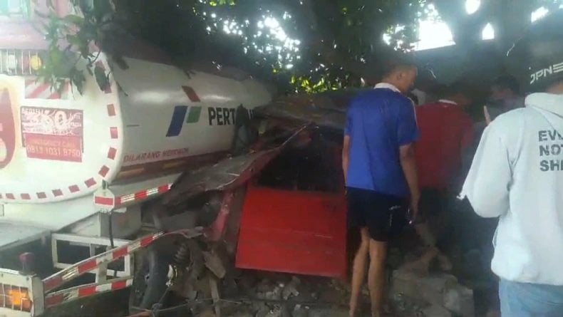 Truk Tangki BBM Oleng Tabrak 2 Kendaraan dan Rumah Warga di Bandung Barat