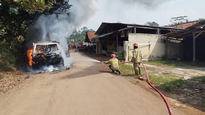 Mobil Terbakar di Jonggol Bogor, Pemilik Kabur