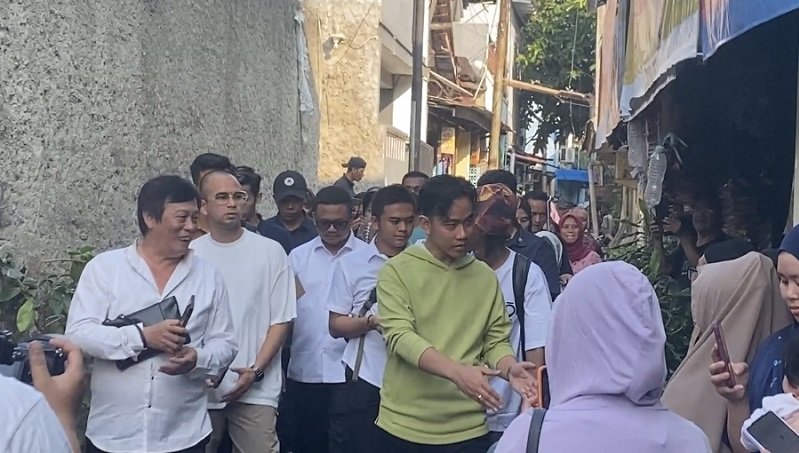 Gibran Ditemani Raffi Ahmad Blusukan ke Pasar Bungur Jakpus, Bagi-bagi Susu ke Warga