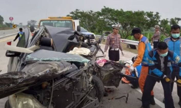 Kecelakaan Innova Tabrak Truk Tronton di Tol Semarang-Batang, 3 Tewas 3 Luka
