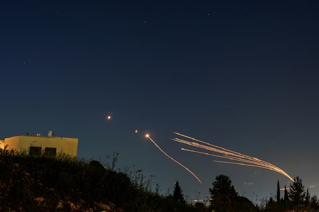 Balas Kematian Komandan, Ratusan Roket Hizbullah Hujani Israel