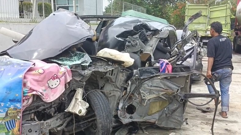 Innova Kecelakaan di Tol Semarang-Batang, Angkut 6 Orang Termasuk Bayi