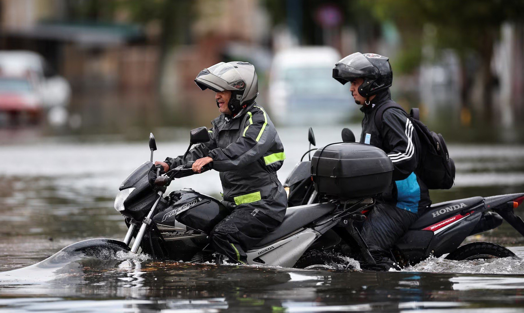 Berkendara Motor saat Hujan Deras, Waspada Bahaya Datang dari Sisi Kiri, Kanan dan Atas