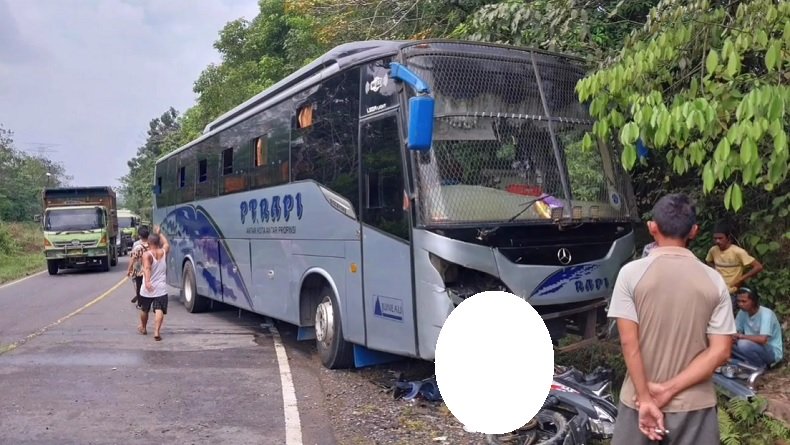 Kronologi Pemotor di Jambi Tewas Tersangkut di Bumper Bus, Tabrakan di Jalan Menikung