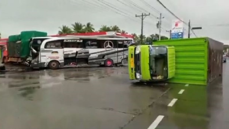 Kecelakaan Beruntun di Banyumas, Bus Tabrak 2 Truk Sekaligus di Depan SPBU