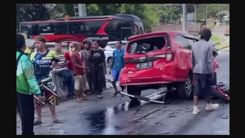 Kecelakaan Beruntun di Exit Tol Bawen Semarang, Motor Masuk Kolong Mobil