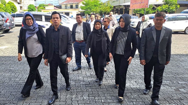 Kasus Pengacara Cantik Dianiaya Sejawat, Puluhan Advokat Geruduk Polrestabes Semarang