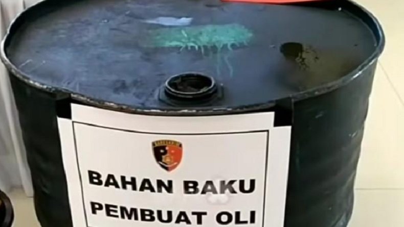 Truk Merah Mencurigakan Parkir di Pinggir Jalan Lampung, Ternyata Angkut Oli Palsu