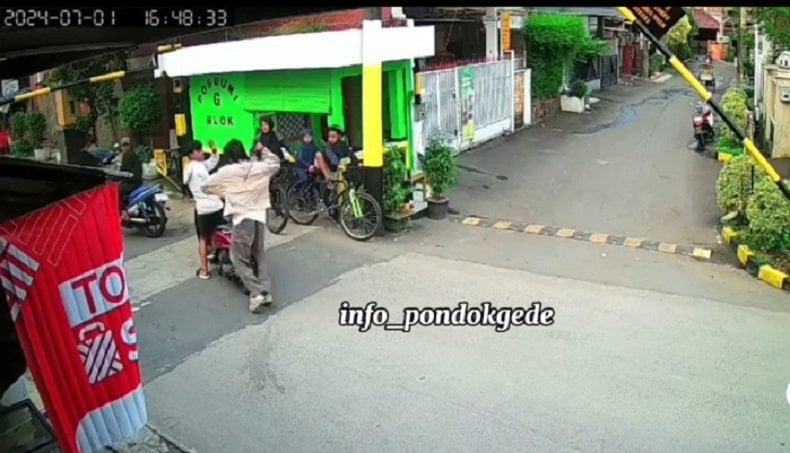 Pemuda di Bekasi Tiba-Tiba Serang Pemotor Pakai Penggaris Besi, Polisi Cek CCTV