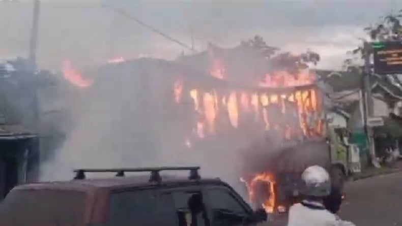 Truk Penuh Muatan Tisu Terbakar Hebat di Karawang, Api dari Percikan Las