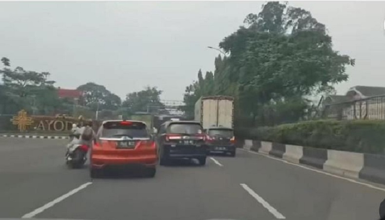 Viral Mobil Ugal-ugalan di Tangerang hingga Buat Kecelakaan Motor