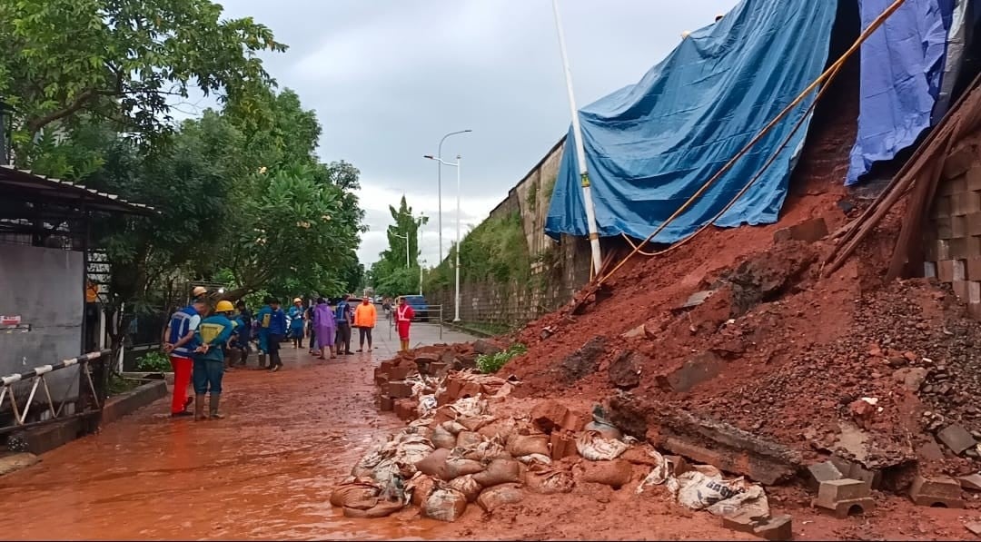 Tebing Tanggul Tol JORR Bintaro Longsor, Jalan Mulia Bhakti Tak Bisa Dilewati