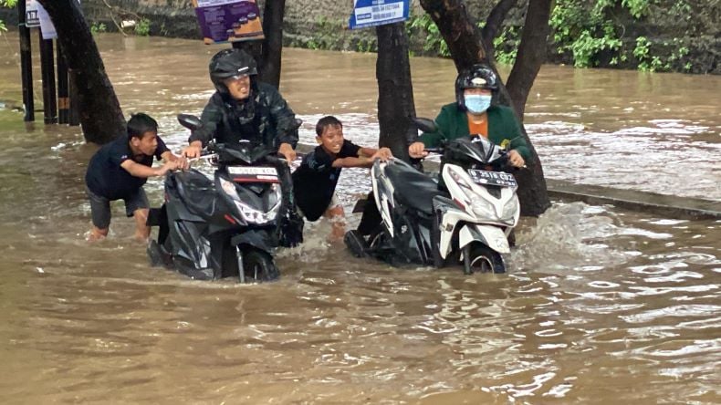 Banyak Motor Mogok usai Nekat Terobos Banjir di Bintara Bekasi