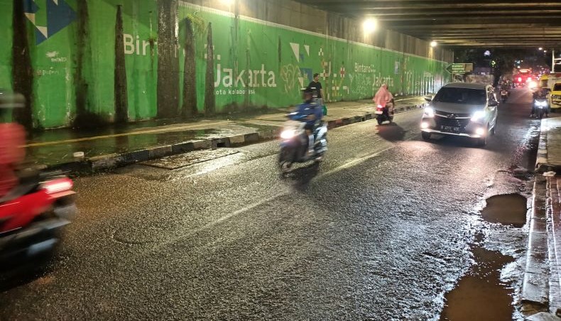 Puing Longsor di Tanggul Tol JORR Bintaro Dibersihkan, Lalin Kembali Normal