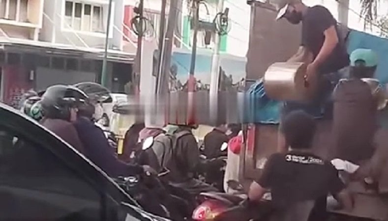 Viral Bajing Loncat Curi Besi dari Truk di Jaktim, Nekat Beraksi Siang Bolong saat Macet