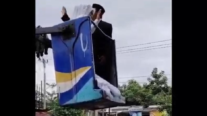 Viral Pernikahan Unik di Cirebon, Ucapkan Janji Setia di Atas Crane Hidrolik PJU