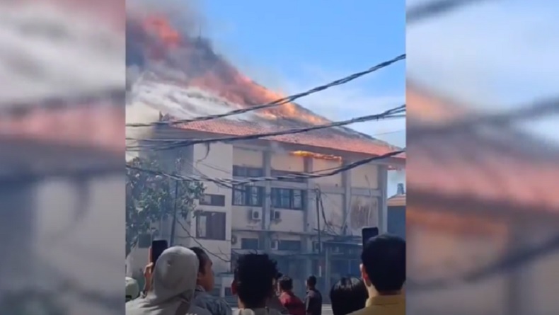 Gedung Universitas Udayana Terbakar, 7 Mobil Damkar Dikerahkan
