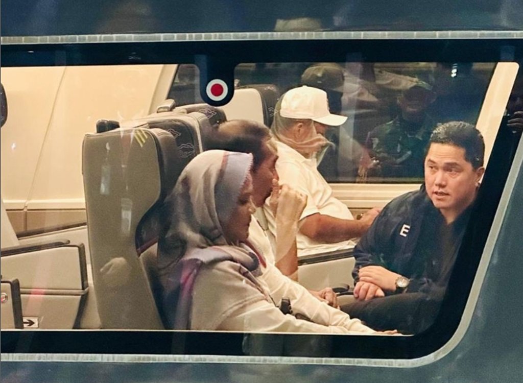 Potret Erick Thohir dan Jokowi Ngobrol Serius di Dalam Whoosh, Apa yang Dibahas?