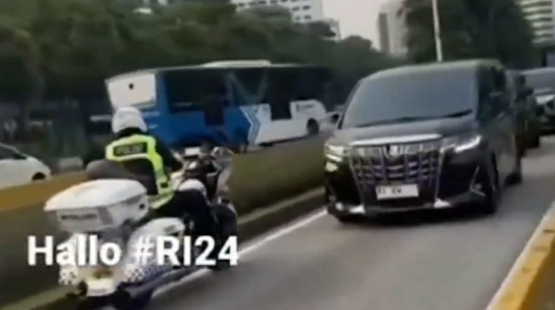 Viral Mobil Pelat RI 24 Terjebak di Jalur Busway, Ini Kata Polisi
