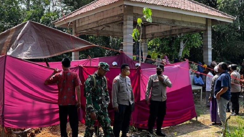 Polisi Bongkar Makam Perempuan di Sampang, Keluarga Curiga Meninggal Tak Wajar