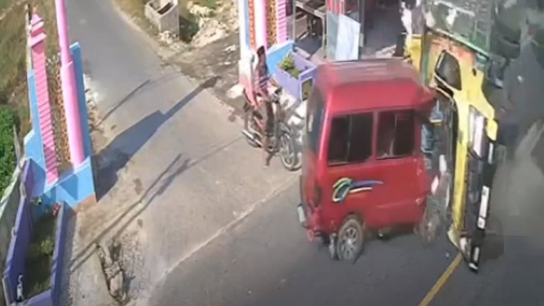 Detik-Detik Mengerikan Truk Tabrak Mobil dan Motor di Bangkalan Terekam CCTV