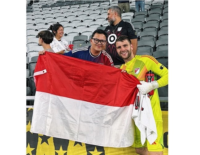 Usai Bela MLS All Star, Maarten Paes Sapa Fans Indonesia Bawa Bendera Merah Putih