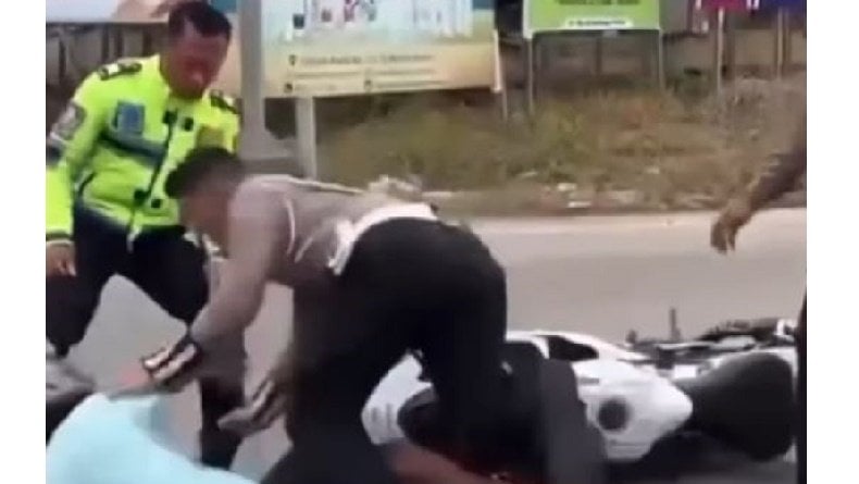 Viral Aksi Pemotor di Berau Nekat Tabrak Polisi di Jalan gegara Takut Ditilang