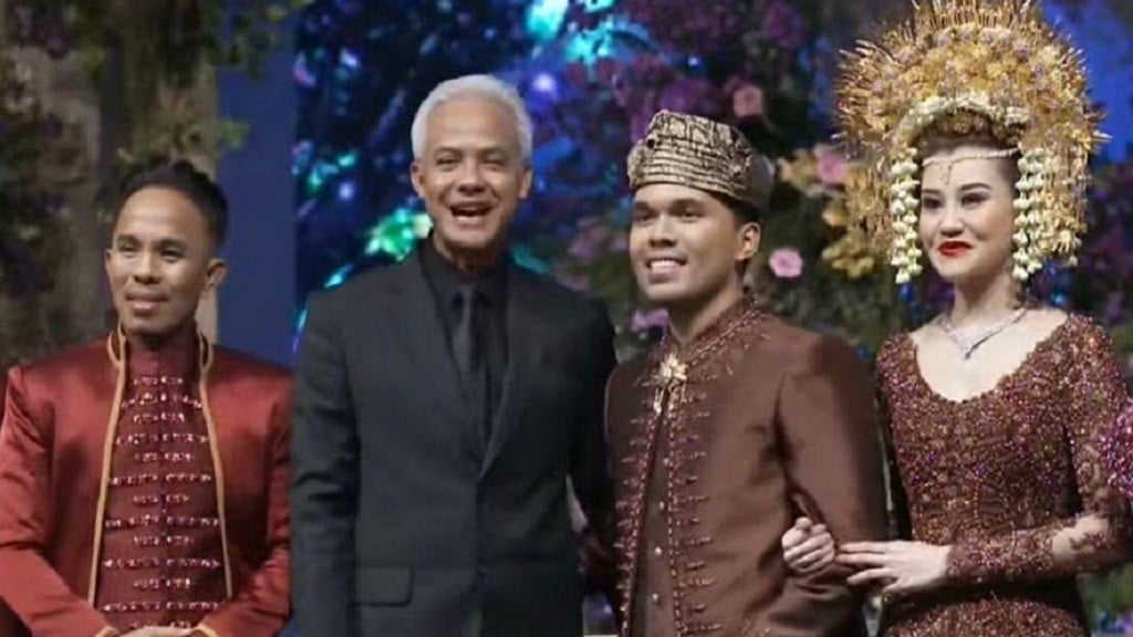 Ganjar Pranowo Tampil Gagah dengan Outfit All Black di Resepsi Pernikahan Thariq dan Aaliyah