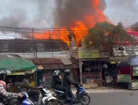 Kebakaran Hanguskan 3 Ruko Pasar Simpang Dago Bandung, Pedagang Panik Berhamburan