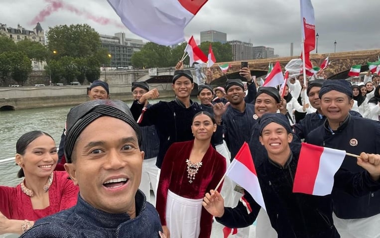 Ini Penampakan Defile Kontingen Indonesia saat Opening Ceremony Olimpiade Paris 2024, Elegan di Atas Perahu