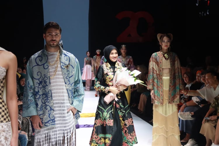 Ivo Sugianto Sabran Apresiasi Fashion Show Wastra Kalteng Karya Danny Satriadi