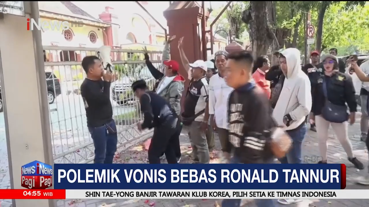 Ronald Tannur Bebas, Elemen Masyarakat Tabur Bunga di Depan PN Surabaya