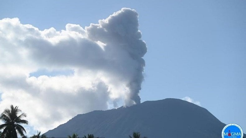 Gunung Ibu Meletus Lagi Malam Ini, Luncurkan Abu Vulkanik 2.000 Meter