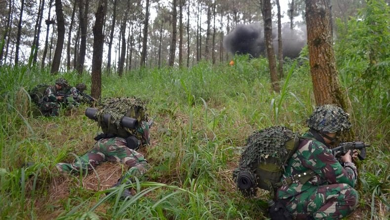 Sangar, Prajurit Marinir Hancurkan Markas Musuh di Gunung Welirang Mojokerto