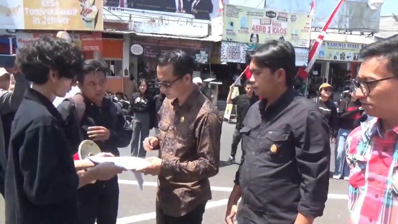 Temui Demonstran, Anggota DPRD Jember: Putusan MK Final dan Mengikat 