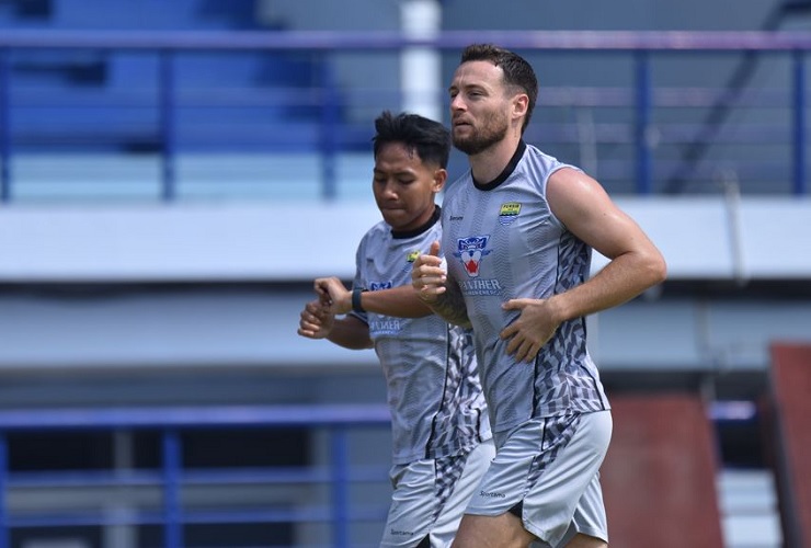 Persib Vs Zhejiang, Marc Klok Tak Takut Cuaca Dingin China