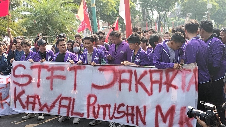 Ratusan Mahasiswa Gelar Aksi di KPU, Tuntut Putusan MK Dipatuhi