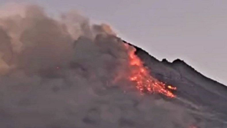 Gunung Merapi Keluarkan 62 Kali Guguran Lava, Jarak Luncur Capai 1,9 Km