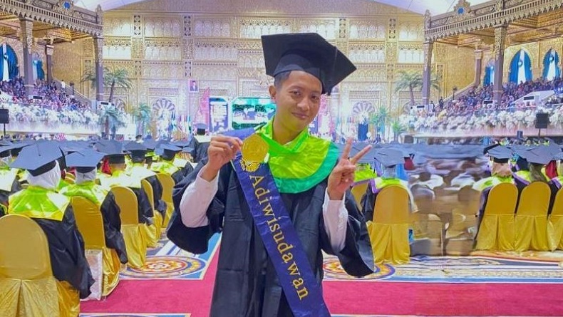 Kisah Inspiratif Rayyan, Wisudawan Terbaik di Unesa Lulus Tanpa Skripsi IPK 3,89