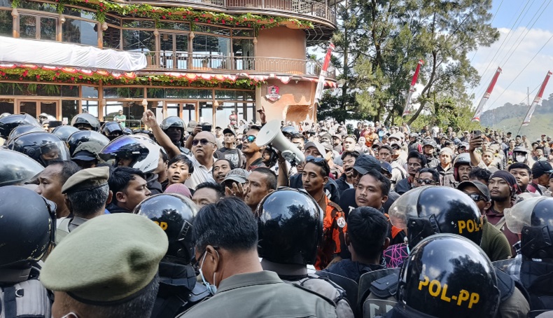 Pedagang di Jalur Puncak Bogor Menangis saat Lapaknya Ditertibkan, Mata Pencaharian Hilang