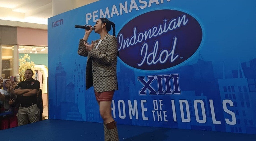 Lyodra Semangati Ribuan Peserta di Pemanasan Audisi Indonesian Idol XIII Surabaya