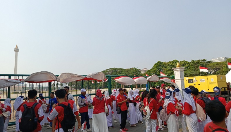 Kirab Pengembalian Bendera Merah Putih, Warga Mulai Padati Monas