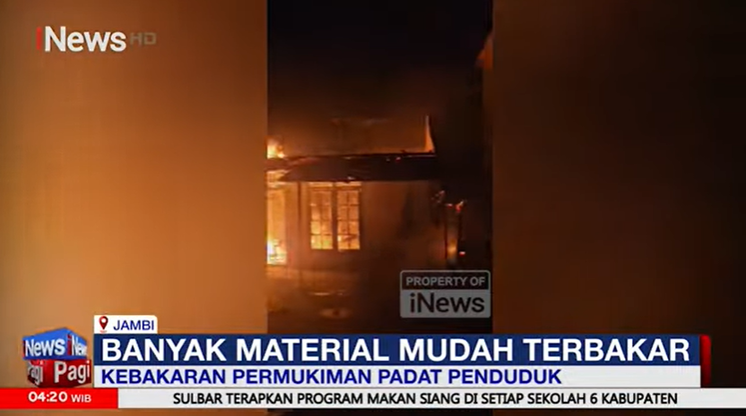 Detik-Detik Permukiman Padat Penduduk di Jambi Terbakar 