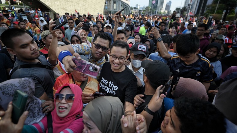 Potret Anies Dikerubungi Warga saat CFD meski Tak Maju Pilgub Jakarta