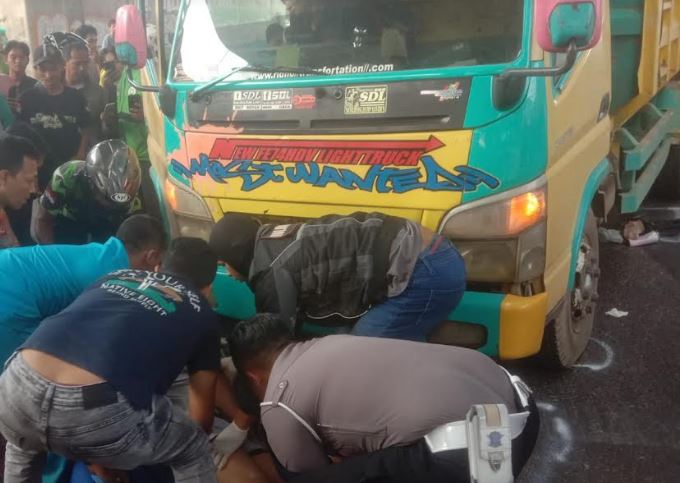 Dump Truk Tabrak 2 Sepeda Motor di Cileunyi Bandung, 2 Tewas 1 Kritis